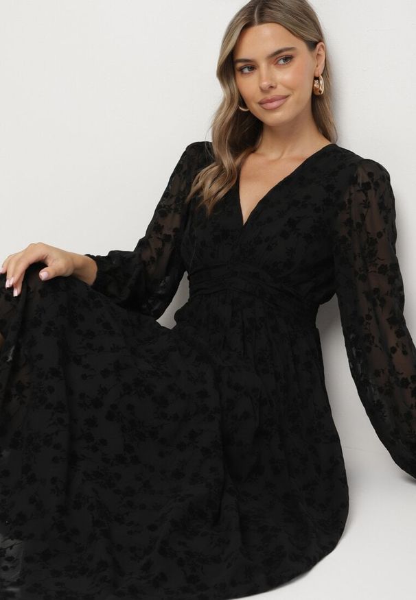 Born2be - Czarna Sukienka Rozkloszowana z Prześwitującymi Wstawkami Ozdobiona Kwiatami Kalabia. Okazja: na co dzień, na imprezę. Kolor: czarny. Materiał: jeans, materiał. Długość rękawa: długi rękaw. Wzór: aplikacja, kwiaty. Styl: elegancki, casual