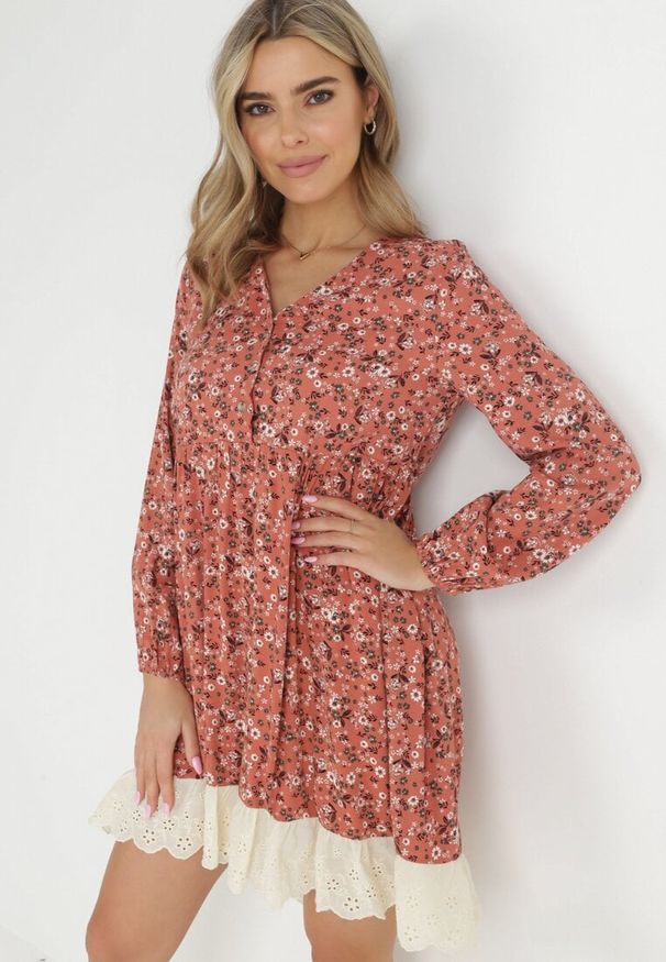 Born2be - Czerwona Sukienka Ferethe. Okazja: na co dzień. Kolor: czerwony. Wzór: kwiaty, aplikacja, ażurowy, nadruk. Styl: boho, klasyczny, elegancki, casual. Długość: mini
