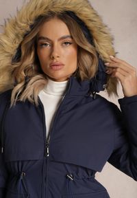 Renee - Granatowa Kurtka Parka z Odpinanym Kapturem i Futerkiem Veazee. Okazja: na co dzień. Kolor: niebieski. Materiał: futro. Sezon: zima. Styl: klasyczny, elegancki, casual #5