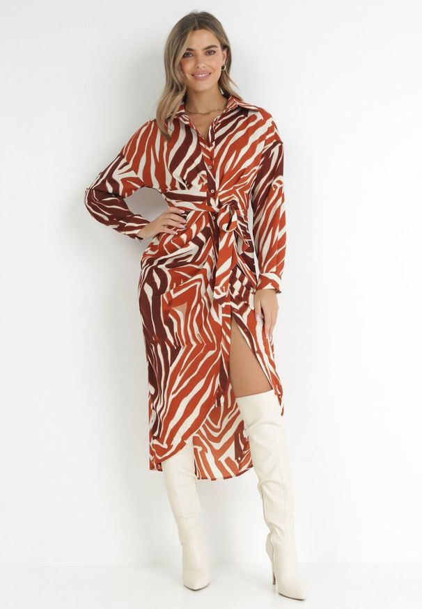 Born2be - Brązowa Sukienka Koszulowa w Zebrę Arziki. Okazja: na co dzień. Typ kołnierza: dekolt w serek. Kolor: beżowy. Długość rękawa: długi rękaw. Wzór: motyw zwierzęcy. Typ sukienki: koszulowe. Styl: casual, klasyczny