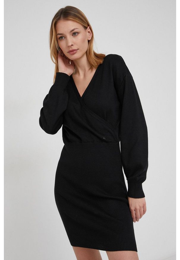 Guess Sukienka kolor czarny mini prosta. Kolor: czarny. Materiał: dzianina, materiał, wiskoza. Długość rękawa: długi rękaw. Wzór: gładki. Typ sukienki: proste. Długość: mini