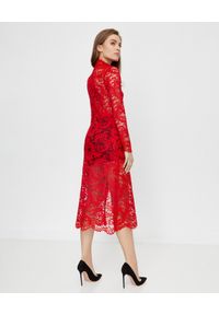 ICON - Czerwona sukienka midi Rich z koronki. Kolor: czerwony. Materiał: koronka. Wzór: koronka. Typ sukienki: dopasowane. Styl: klasyczny. Długość: midi #4