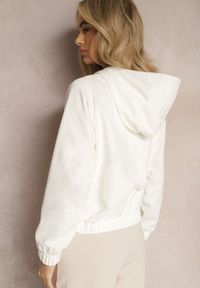 Renee - Biała Bluza Ozdobiona Dużą Naszywką i Kapturem Falrie. Kolor: biały. Materiał: materiał. Wzór: aplikacja #5