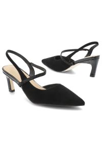 Czółenka damskie S.Barski, cholewka ze skóry naturalnej zamszowej elegancki fason slingback na stabilnym obcasie, czarne, CR61-3048. Okazja: do pracy, na spotkanie biznesowe. Nosek buta: szpiczasty. Zapięcie: pasek. Kolor: czarny. Szerokość cholewki: normalna. Wzór: paski, aplikacja. Materiał: skóra, zamsz. Obcas: na obcasie. Styl: elegancki. Wysokość obcasa: średni #3