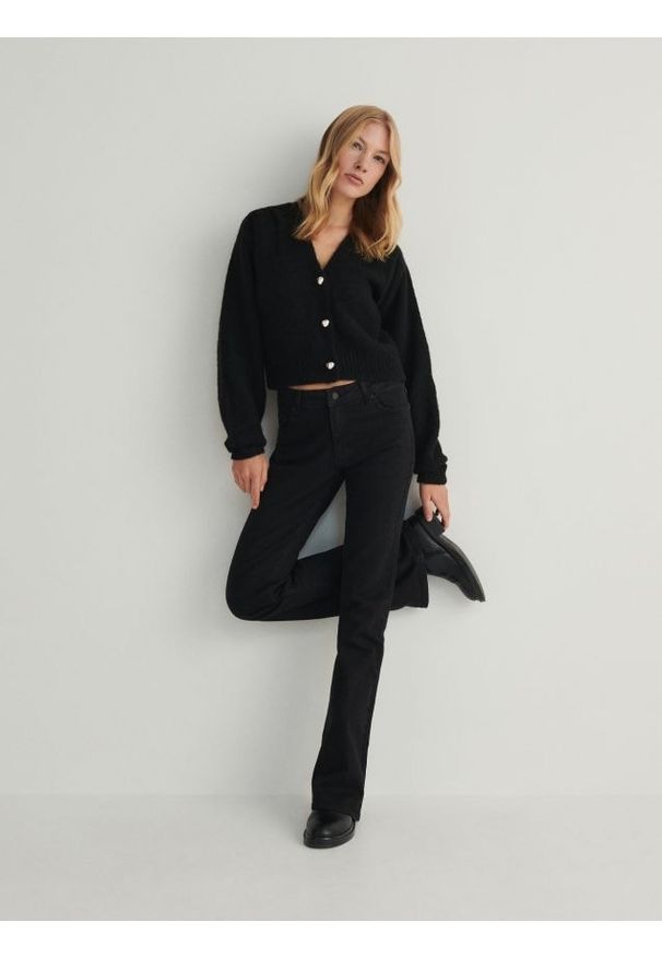 Reserved - Sweter z ozdobnymi guzikami - czarny. Kolor: czarny. Materiał: dzianina, wełna. Wzór: gładki