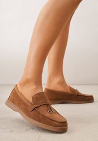 Renee - Jasnobrązowe Mokasyny VICES Casualowe ze Skórzaną Wkładką i Metalowymi Ozdobami Dinsmore. Okazja: na co dzień. Nosek buta: okrągły. Kolor: brązowy. Materiał: skóra. Wzór: aplikacja. Obcas: na obcasie. Styl: casual. Wysokość obcasa: niski #1