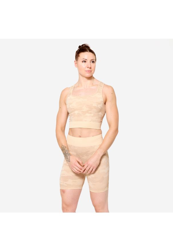 DOMYOS - Koszulka fitness damska Domyos crop top. Kolor: beżowy, wielokolorowy, brązowy. Materiał: poliester, poliamid, materiał, elastan. Sport: fitness