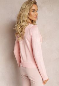 Renee - Różowy Prążkowany Sweter z Cienkim Łańcuszkiem Nacorella. Kolor: różowy. Materiał: prążkowany. Sezon: zima #4