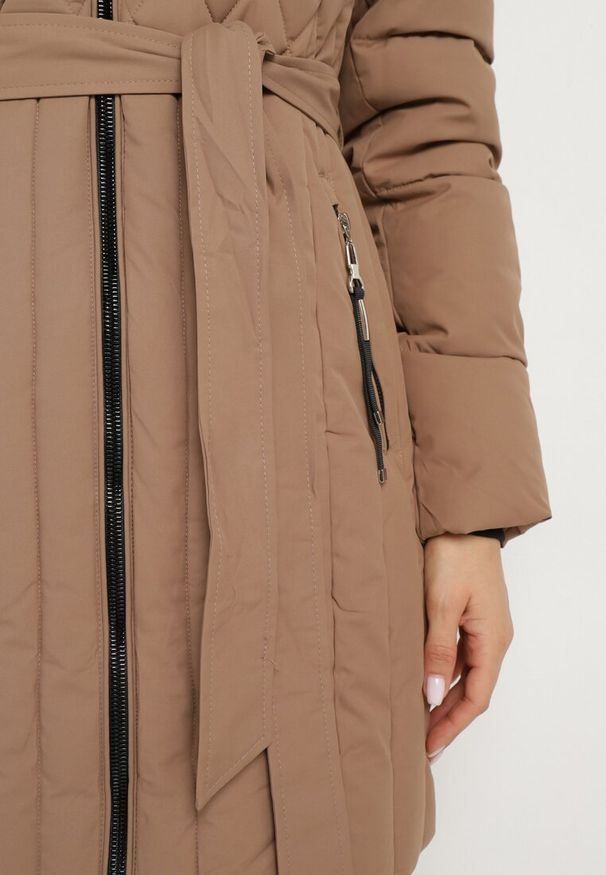 Born2be - Ciemnobeżowa Kurtka z Pionowymi Pikowanymi Przeszyciami i Kapturem z Futrem Wiązana w Pasie Leoriya. Okazja: na co dzień. Kolor: beżowy. Materiał: futro. Styl: casual