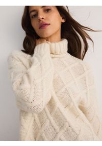 Reserved - Sweter z ozdobnym splotem - złamana biel. Materiał: dzianina. Wzór: ze splotem #1