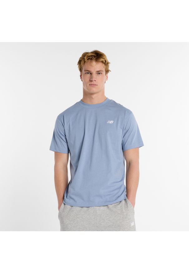 Koszulka męska New Balance MT41509DUS – niebieska. Kolor: niebieski. Materiał: bawełna, dresówka. Długość rękawa: krótki rękaw. Długość: krótkie. Wzór: haft
