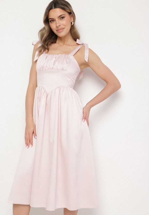 Born2be - Różowa Rozkloszowana Sukienka Vices na Wiązanych Ramiączkach Natavine. Okazja: na co dzień, na imprezę. Typ kołnierza: dekolt kwadratowy. Kolor: różowy. Materiał: poliester, jeans. Długość rękawa: na ramiączkach. Sezon: lato. Styl: casual, klasyczny