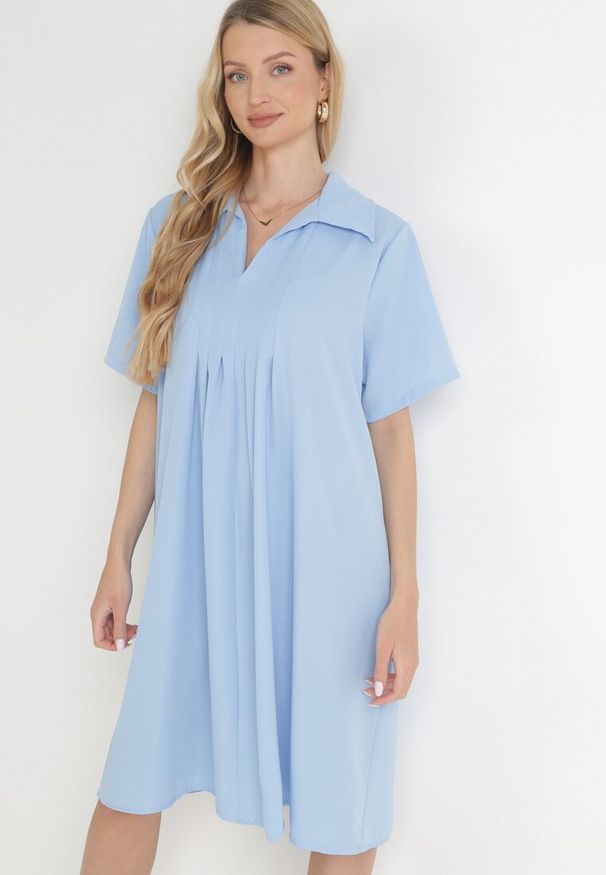 Born2be - Niebieska Rozkloszowana Sukienka z Zakładkami i Kołnierzykiem Alisano. Kolor: niebieski. Wzór: aplikacja. Sezon: lato