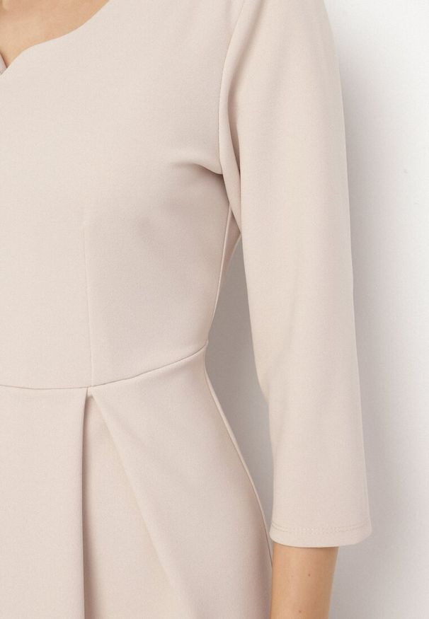 Born2be - Beżowa Rozkloszowana Sukienka z Rękawem 3/4 Nomiel. Okazja: na spotkanie biznesowe, na co dzień. Typ kołnierza: dekolt w kształcie V. Kolor: beżowy. Typ sukienki: rozkloszowane. Styl: elegancki, biznesowy, klasyczny, casual