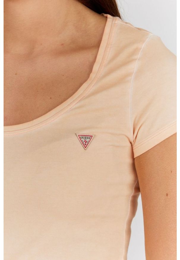 Guess - GUESS Brzoskwiniowy t-shirt damski z efektem sprania. Kolor: pomarańczowy. Materiał: bawełna. Wzór: aplikacja