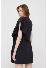 Sisley sukienka kolor czarny mini dopasowana. Kolor: czarny. Materiał: tkanina. Typ sukienki: dopasowane. Długość: mini #5