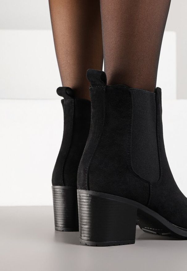 Renee - Czarne Botki na Słupku w Stylu Sztybletów Acandrie. Okazja: na co dzień. Kolor: czarny. Materiał: skóra, jeans. Obcas: na słupku. Styl: casual, elegancki