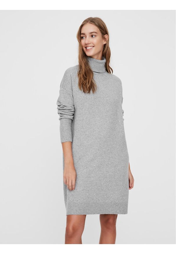 Vero Moda Sukienka dzianinowa 10199744 Szary Regular Fit. Kolor: szary. Materiał: syntetyk, dzianina