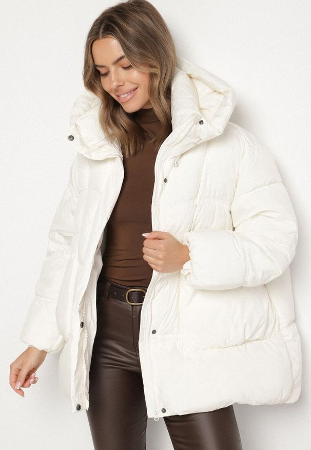 Born2be - Biała Pikowana Kurtka o Kroju Oversize z Kapturem Galandia. Okazja: na co dzień, na spacer. Typ kołnierza: kaptur. Kolor: biały. Materiał: jeans, poliester. Styl: elegancki, casual