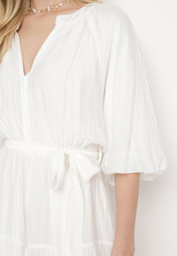 Born2be - Biała Sukienka Hyromela. Kolor: biały. Materiał: tkanina, materiał. Wzór: gładki. Typ sukienki: rozkloszowane. Długość: mini