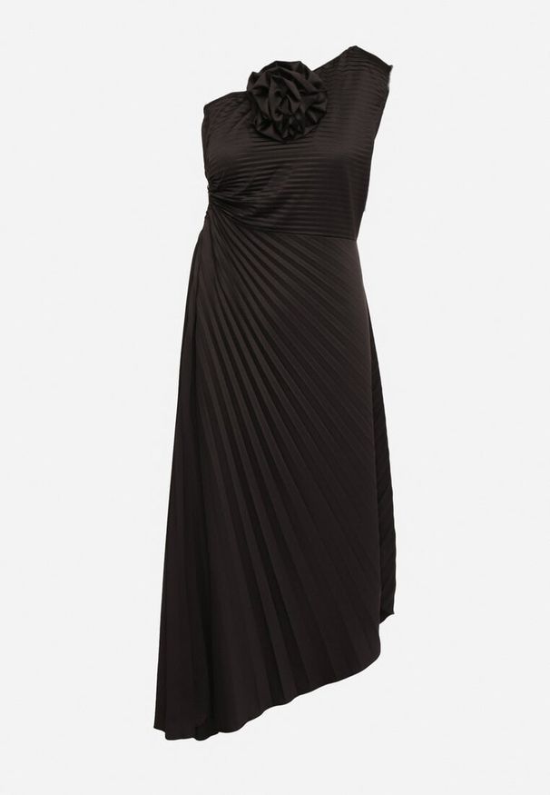 Born2be - Czarna Plisowana Sukienka o Asymetrycznym Kroju z Wycięciem i Broszką w Kształcie Kwiatu Lavimas. Okazja: na imprezę. Kolor: czarny. Wzór: kwiaty. Typ sukienki: asymetryczne. Styl: elegancki, wizytowy