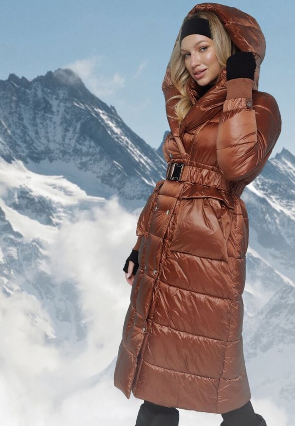 Born2be - Brązowa Kurtka Pikowana Długa Drerrigale. Kolor: brązowy. Materiał: materiał. Długość rękawa: długi rękaw. Długość: długie. Sezon: zima, jesień