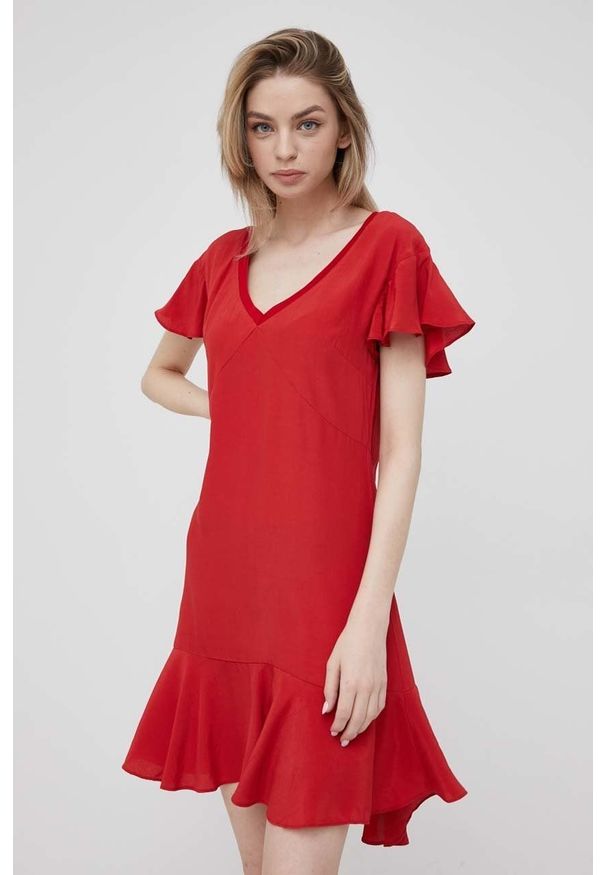 Pepe Jeans sukienka Iren kolor czerwony mini prosta. Okazja: na co dzień. Kolor: czerwony. Materiał: tkanina. Długość rękawa: krótki rękaw. Typ sukienki: proste. Styl: casual. Długość: mini
