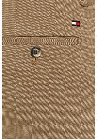 TOMMY HILFIGER - Tommy Hilfiger - Spodnie. Kolor: oliwkowy. Materiał: tkanina, bawełna, elastan. Wzór: gładki #2