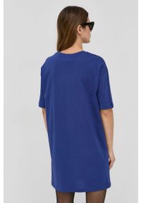 Love Moschino Sukienka bawełniana mini prosta. Okazja: na co dzień. Kolor: niebieski. Materiał: bawełna. Długość rękawa: krótki rękaw. Wzór: nadruk. Typ sukienki: proste. Styl: casual. Długość: mini