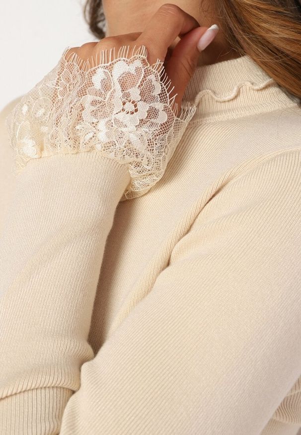 Born2be - Beżowy Sweter z Wiskozą Wykończony Koronką na Rękawach Verinara. Kolor: beżowy. Materiał: koronka, wiskoza. Wzór: koronka. Styl: klasyczny