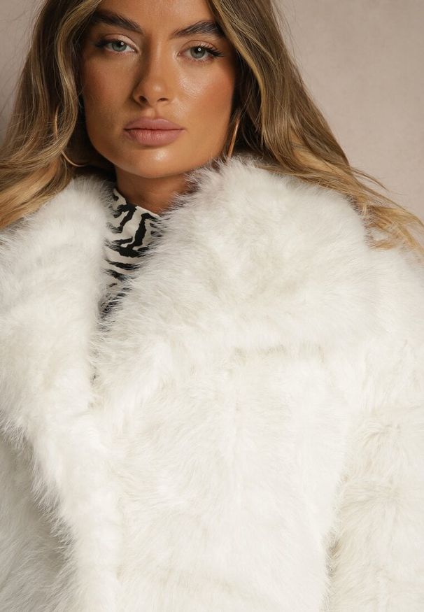 Renee - Biała Kurtka Futerko o Jednorzędowym Kroju z Szerokim Kołnierzem Dezile. Kolor: biały. Materiał: futro. Styl: klasyczny