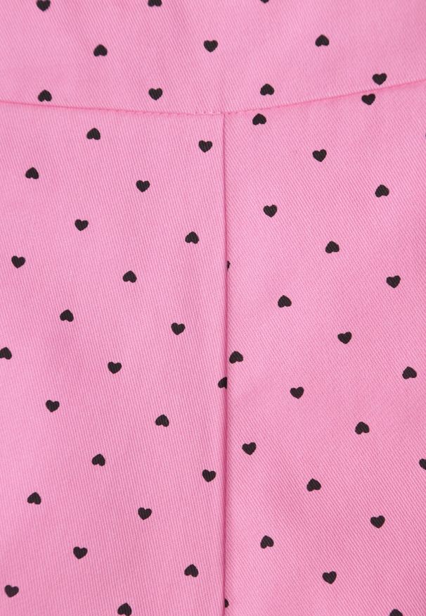 Renee - Różowe Asymetryczne Spódnico-Szorty Bawełniane w Serduszka Imperia. Stan: podwyższony. Kolor: różowy. Materiał: bawełna