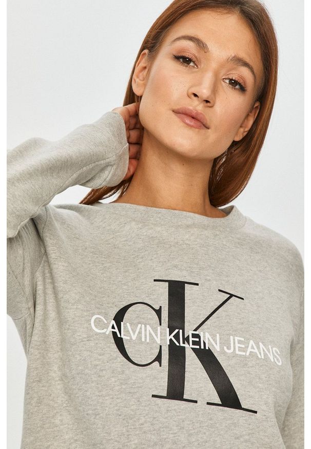 Calvin Klein Jeans - Bluza bawełniana. Kolor: szary. Materiał: bawełna. Długość rękawa: długi rękaw. Długość: długie. Wzór: nadruk
