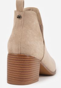 Renee - Ciemnobeżowe Botki na Słupku Vices Ozdobione Wycięciem Annavin. Okazja: na spacer. Kolor: beżowy. Materiał: dzianina, jeans. Wzór: aplikacja. Sezon: wiosna, jesień. Obcas: na słupku. Styl: elegancki. Wysokość obcasa: średni #2