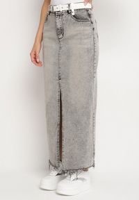 Born2be - Ciemnoszara Ołówkowa Spódnica Jeansowa z Rozcięciem z Przodu Limirea. Kolor: szary. Materiał: jeans. Styl: klasyczny