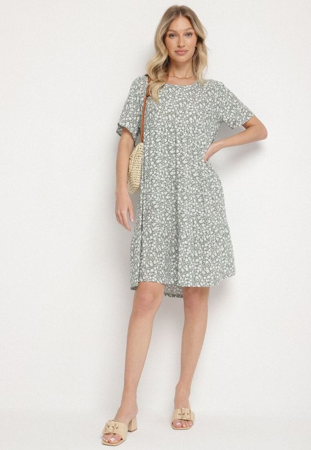 Born2be - Zielona Sukienka z Bawełną w Kwiatowy Wzór Lunasenia. Okazja: na co dzień. Kolor: zielony. Materiał: bawełna. Wzór: kwiaty. Styl: elegancki, casual