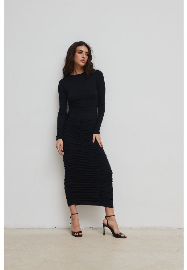 Marsala - Sukienka z marszczeniami w kolorze TOTALLY BLACK - PIURA. Okazja: na randkę. Materiał: wiskoza, elastan, skóra. Długość rękawa: długi rękaw. Styl: elegancki. Długość: maxi