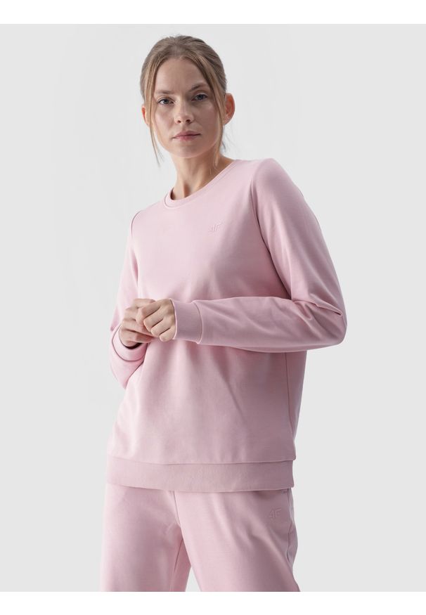 4f - 4F Bluza dresowa nierozpinana bez kaptura damska - różowa S. Okazja: na co dzień. Typ kołnierza: bez kaptura. Kolor: różowy. Materiał: dresówka. Wzór: gładki, ze splotem. Styl: klasyczny, sportowy, casual