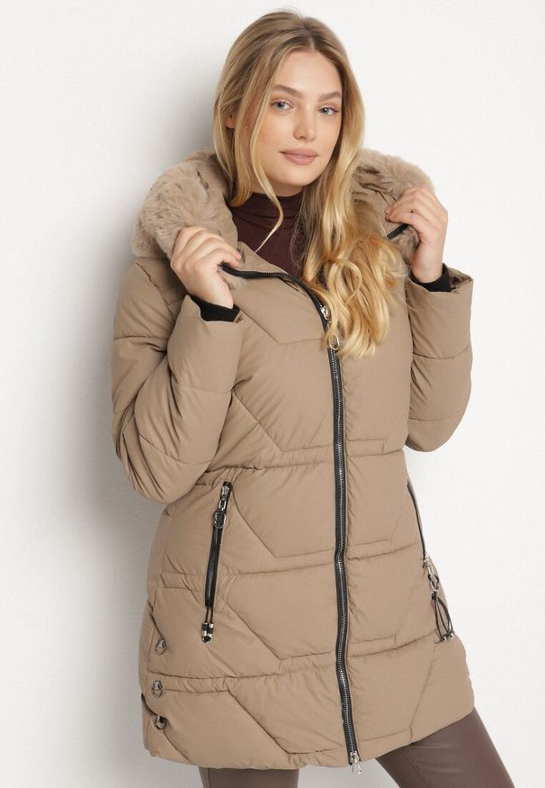 Born2be - Brązowa Taliowana Kurtka z Pikowanymi Przeszyciami i Kapturem z Futrem Avileria. Okazja: na spacer, na co dzień. Kolekcja: plus size. Kolor: brązowy. Materiał: futro. Styl: casual