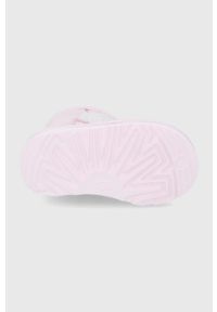 Ugg - UGG śniegowce skórzane dziecięce Classic II Clear Glitter kolor różowy. Nosek buta: okrągły. Kolor: różowy. Materiał: skóra #2