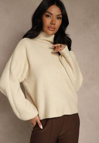 Renee - Jasnobeżowy Golf Ozdobiony Ściągaczami Wedena. Okazja: na co dzień. Typ kołnierza: golf. Kolor: beżowy. Materiał: skóra, jeans. Wzór: aplikacja. Styl: casual #1