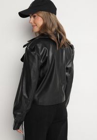 Born2be - Czarna Kurtka Ramoneska z Asymetrycznym Zapięciem na Sprzączkę o Kopertowym Kroju Ivalittes. Okazja: na co dzień. Kolor: czarny. Materiał: jeans. Długość rękawa: długi rękaw. Długość: długie. Styl: casual, elegancki, wizytowy #3