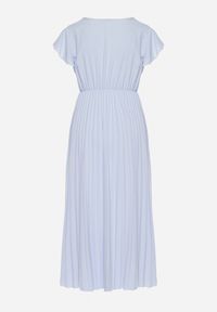 Born2be - Jasnoniebieska Sukienka Maxi Plisowana z Kopertową Górą Rozkloszowany Fason Anelea. Okazja: na imprezę, na randkę. Kolor: niebieski. Typ sukienki: rozkloszowane, kopertowe. Długość: maxi #6