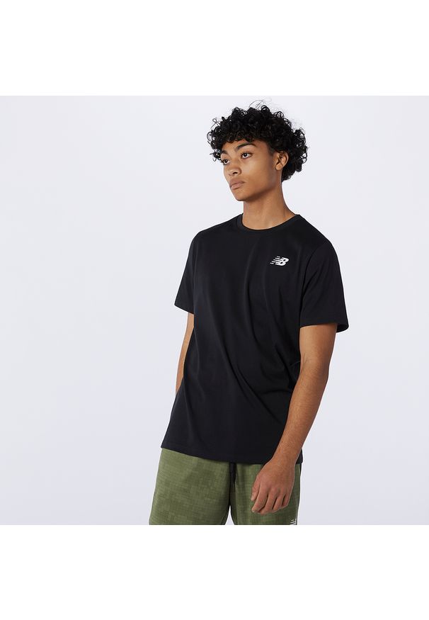 Koszulka męska New Balance MT11070BK - czarna. Kolor: czarny. Materiał: materiał, bawełna, poliester. Długość rękawa: krótki rękaw. Długość: krótkie. Sport: fitness, bieganie