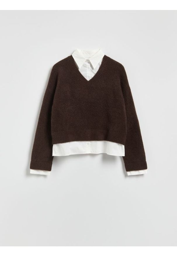 Reserved - Sweter z koszulową wstawką - ciemnobrązowy. Kolor: brązowy. Materiał: wełna, dzianina