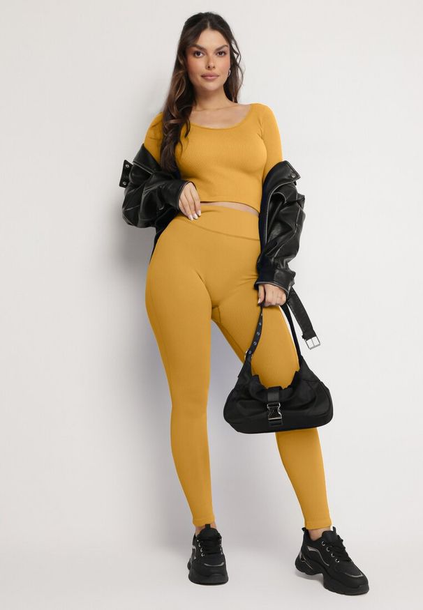 Born2be - Żółta Prążkowana Bluzka o Skróconym Dopasowanym Fasonie Caladiva. Kolor: żółty. Materiał: prążkowany. Długość rękawa: długi rękaw. Długość: krótkie