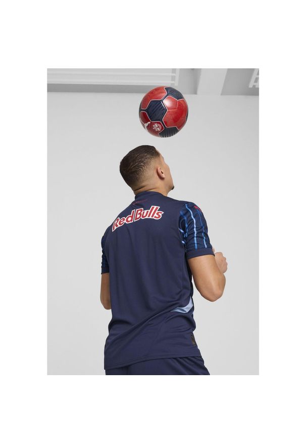 Puma - rb salzburg koszulka outdoor 2024/25. Kolor: czerwony, wielokolorowy, niebieski. Sport: outdoor