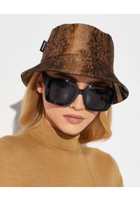 Burberry - BURBERRY - Dwustronny kapelusz typu bucket. Kolor: brązowy. Materiał: bawełna. Wzór: motyw zwierzęcy, aplikacja, nadruk, kratka