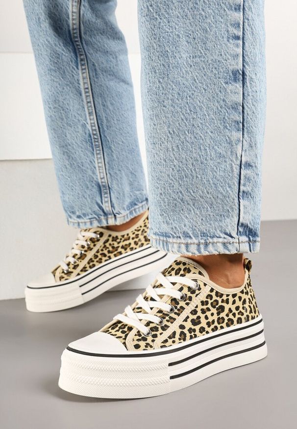 Renee - Panterkowe Trampki na Platformie Przed Kostkę Evelzivis. Okazja: na co dzień. Wysokość cholewki: przed kostkę. Materiał: jeans, skóra. Obcas: na platformie. Styl: casual. Wysokość obcasa: średni