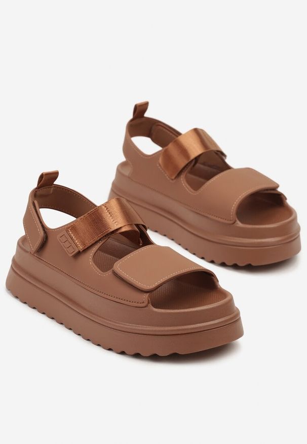 Born2be - Brązowe Sandały w Stylu Chunky na Grubej Podeszwie Zapinane na Rzep Militiela. Zapięcie: rzepy. Kolor: brązowy. Styl: klasyczny, elegancki